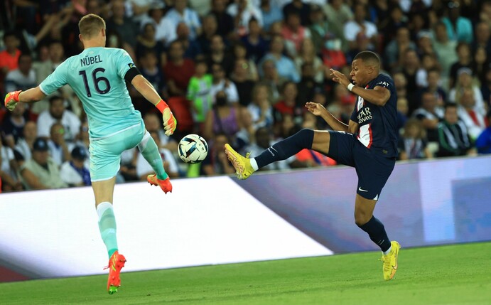Monacos Torhüter Alexander Nübel klärt vor dem heraneilenden Kylian Mbappe von PSG.