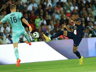 Monacos Torhüter Alexander Nübel klärt vor dem heraneilenden Kylian Mbappe von PSG. Monacos Torhüter Alexander Nübel klärt vor dem heraneilenden Kylian Mbappe von PSG.