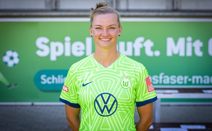 Wolfsburgs Alexandra Popp ist die Förderung der Bundesliga sogar wichtiger als das Thema Equal Pay.