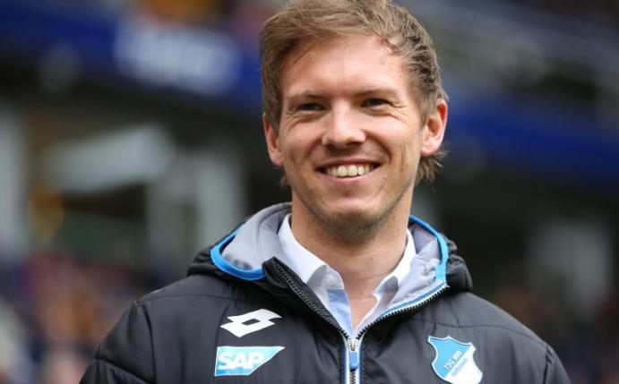Julian Nagelsmann stellt sich einer großen Runde. Foto: Christian Charisius