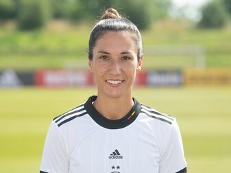 Verteidigerin Sara Doorsoun freut sich über das neue Nationaltrikot. Verteidigerin Sara Doorsoun freut sich über das neue Nationaltrikot.