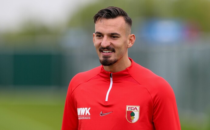 Der FC Augsburg hat U21-Europameister Mergim Berisha verpflichtet.