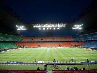 Flutlicht erhellt das Spielfeld im Giuseppe-Meazza-Stadion in Mailand. Flutlicht erhellt das Spielfeld im Giuseppe-Meazza-Stadion in Mailand.