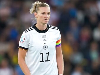 Popp über WM 2023: "Mein Bauch wird die Entscheidung fällen" Popp über WM 2023: "Mein Bauch wird die Entscheidung fällen"