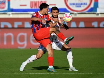 Heidenheims Kevin Sessa (l) und Düsseldorfs Nicolas Gavory kämpfen um den Ball. Heidenheims Kevin Sessa (l) und Düsseldorfs Nicolas Gavory kämpfen um den Ball.
