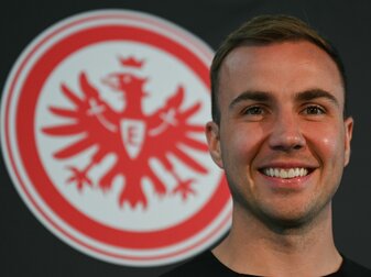 Hat sich mit Leipzigs Trainer Tedesco einen Scherz erlaubt und sich als Neuzugang vorgestellt: Mario Götze. Hat sich mit Leipzigs Trainer Tedesco einen Scherz erlaubt und sich als Neuzugang vorgestellt: Mario Götze.