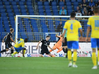 Braunschweigs Anthony Ujah (2.v.l) erzielt das Tor zum 2:2 gegen den FC Nürnberg. Braunschweigs Anthony Ujah (2.v.l) erzielt das Tor zum 2:2 gegen den FC Nürnberg.