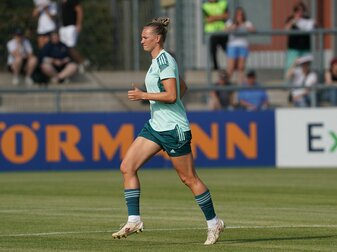 Nationalspielerin Alexandra Popp beim Auwärmen. Nationalspielerin Alexandra Popp beim Auwärmen.