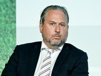 Bochum-Manager Ilja Kaenzig findet die Größenunterschiede im Fußball extrem. Bochum-Manager Ilja Kaenzig findet die Größenunterschiede im Fußball extrem.