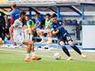 Der Paderborner Raphael Obermair (r) im Dribbling gegen Mohammed El Hankouri vom 1. FC Magdeburg.