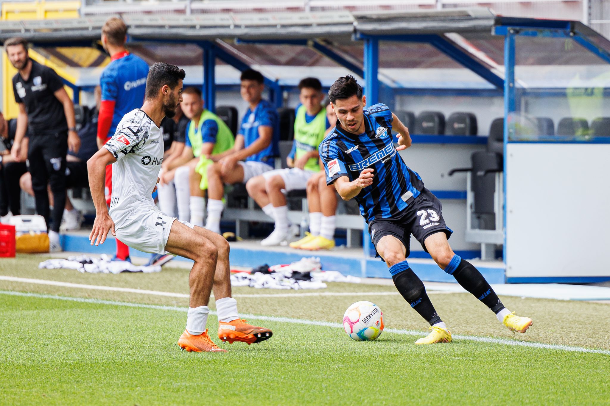 Der Paderborner Raphael Obermair (r) im Dribbling gegen Mohammed El Hankouri vom 1. FC Magdeburg.