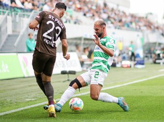 Der Fürther Simon Asta (r) im Zweikampf mit Leart Paqarada vom FC St. Pauli. Der Fürther Simon Asta (r) im Zweikampf mit Leart Paqarada vom FC St. Pauli.