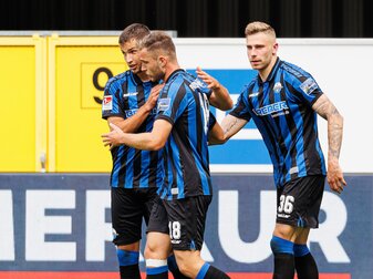 Die Paderborner um Marvin Pieringer, Dennis Srbeny und Felix Platte (l-r) sind wieder Tabellenführer. Die Paderborner um Marvin Pieringer, Dennis Srbeny und Felix Platte (l-r) sind wieder Tabellenführer.