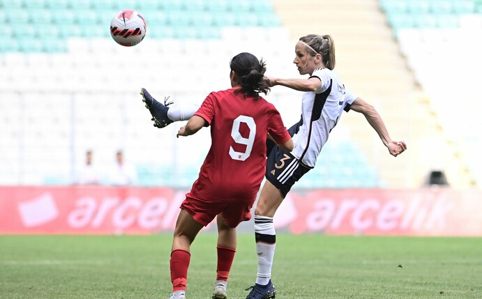 Kathrin-Julia Hendrich (r) ist vor der Türkin Busem Seker am Ball.