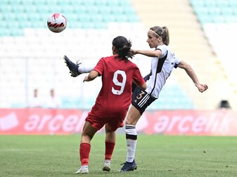 Kathrin-Julia Hendrich (r) ist vor der Türkin Busem Seker am Ball. Kathrin-Julia Hendrich (r) ist vor der Türkin Busem Seker am Ball.