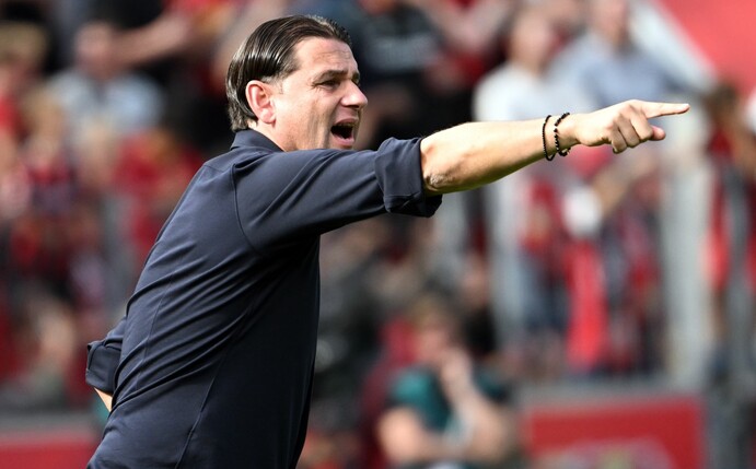 Leverkusens Trainer Gerardo Seoane genießt laut Simon Rolfes im Verein das nötige Vertrauen.