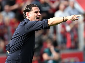 Leverkusens Trainer Gerardo Seoane genießt laut Simon Rolfes im Verein das nötige Vertrauen. Leverkusens Trainer Gerardo Seoane genießt laut Simon Rolfes im Verein das nötige Vertrauen.