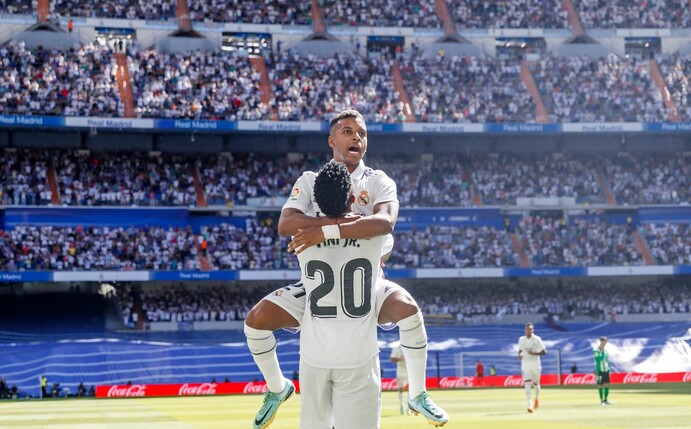 Vinicius Junior von Real Madrid (vorne) feiert mit Rodrygo nach dem Führungstreffer.