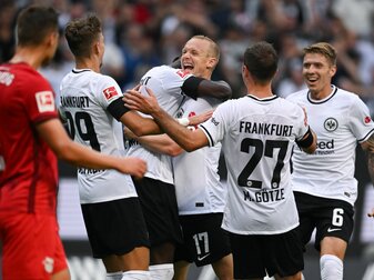 Frankfurter Spieler feiern einen Treffer. Frankfurter Spieler feiern einen Treffer.