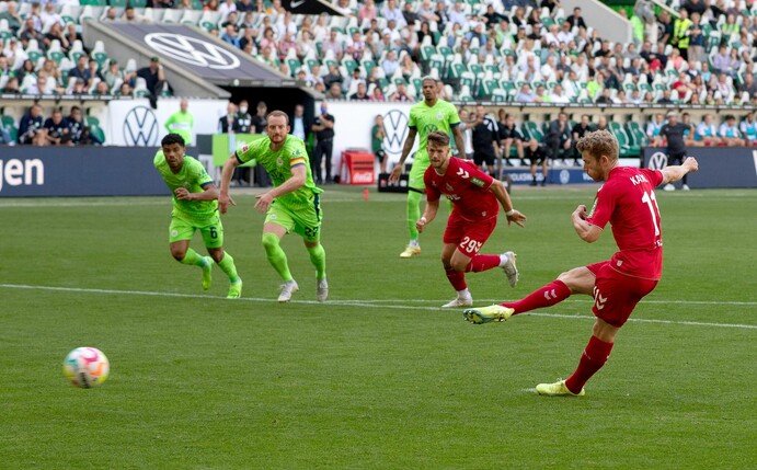 Kölns Florian Kainz (r) trifft per Elfmeter.