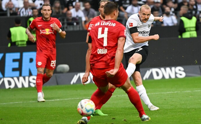 Frankfurts Sebastian Rode (r) erzielte gegen Leipzig ein Tor und musste später verletzungsbedingt ausgewechselt werden.