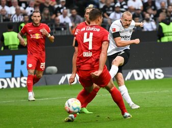 Frankfurts Sebastian Rode (r) erzielte gegen Leipzig ein Tor und musste später verletzungsbedingt ausgewechselt werden. Frankfurts Sebastian Rode (r) erzielte gegen Leipzig ein Tor und musste später verletzungsbedingt ausgewechselt werden.