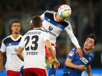 Hamburgs Ludovit Reis setzt sich im Kopfballduell gegen Karlsruhes Paul Nebel (r) durch. Hamburgs Ludovit Reis setzt sich im Kopfballduell gegen Karlsruhes Paul Nebel (r) durch.