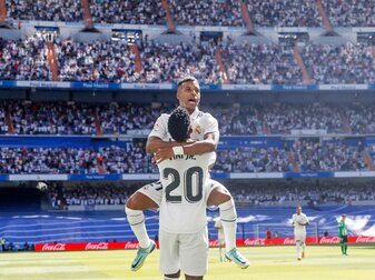 Vinicius Junior von Real Madrid (vorne) feiert mit Rodrygo nach dem Führungstreffer. Vinicius Junior von Real Madrid (vorne) feiert mit Rodrygo nach dem Führungstreffer.