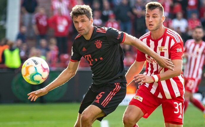 Bayern-Stürmer Thomas Müller (l) freut sich auf Inter Mailand.