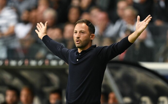 RB-Trainer Domenico Tedesco hat nach der Niederlage in Frankfurt Gesprächsbedarf mit seinen Spielern.