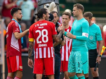 Union-Kapitän Christopher Trimmel (M.) klatscht sich nach dem Spiel mit Bayern-Torwart Manuel Neuer ab. Union-Kapitän Christopher Trimmel (M.) klatscht sich nach dem Spiel mit Bayern-Torwart Manuel Neuer ab.