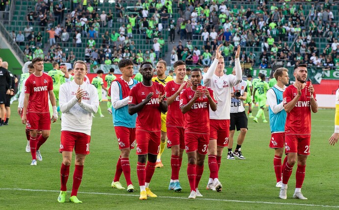 Kölner Spieler lassen sich nach dem Sieg in Wolfsburg feiern und können sich nun auf den Europapokal freuen.