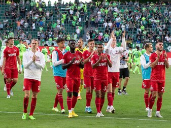 Kölner Spieler lassen sich nach dem Sieg in Wolfsburg feiern und können sich nun auf den Europapokal freuen. Kölner Spieler lassen sich nach dem Sieg in Wolfsburg feiern und können sich nun auf den Europapokal freuen.