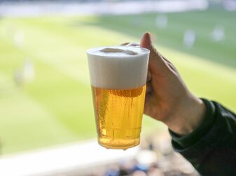 Fußballfans dürfen bei der WM in Katar nur außerhalb der Stadion alkoholhaltiges Bier genießen. Fußballfans dürfen bei der WM in Katar nur außerhalb der Stadion alkoholhaltiges Bier genießen.