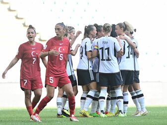 WM-Ticket gelöst: Deutschlands Fußball-Frauen feiern den Sieg in der Türkei. WM-Ticket gelöst: Deutschlands Fußball-Frauen feiern den Sieg in der Türkei.
