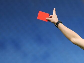 FA Cup: Torwart pinkelt in Hecke - und sieht Rot FA Cup: Torwart pinkelt in Hecke - und sieht Rot