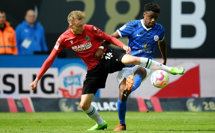 Maximilian Beier (l) stellte mit seinem Tor die Weichen auf Hannover-Sieg in Rostock.