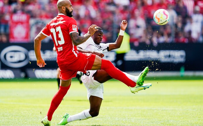 Lauterns Terrence Boyd (l) und Sandhausens Merveille Papela teilten sich mit ihren Teams die Punkte.