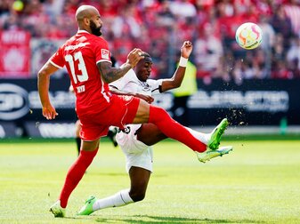 Lauterns Terrence Boyd (l) und Sandhausens Merveille Papela teilten sich mit ihren Teams die Punkte. Lauterns Terrence Boyd (l) und Sandhausens Merveille Papela teilten sich mit ihren Teams die Punkte.