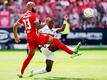 Lauterns Terrence Boyd (l) und Sandhausens Merveille Papela teilten sich mit ihren Teams die Punkte.