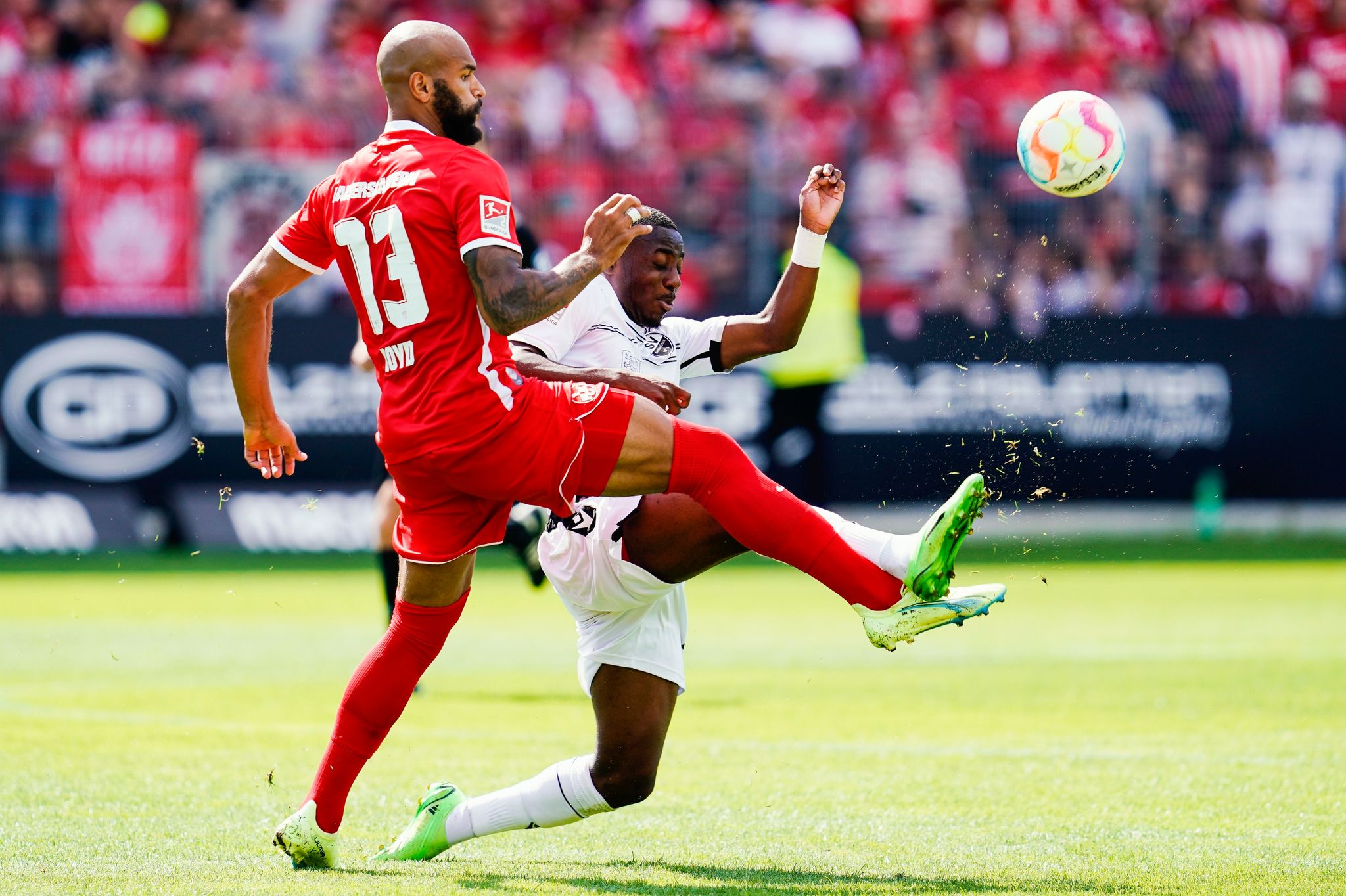 Lauterns Terrence Boyd (l) und Sandhausens Merveille Papela teilten sich mit ihren Teams die Punkte.