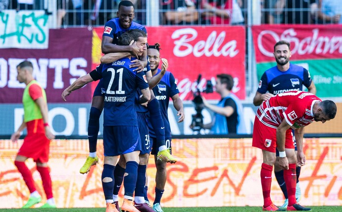 Herthas Lukebakio (verdeckt) jubelt nach seinem Tor zur 1:0-Führung mit Berliner Mannschaftskameraden.