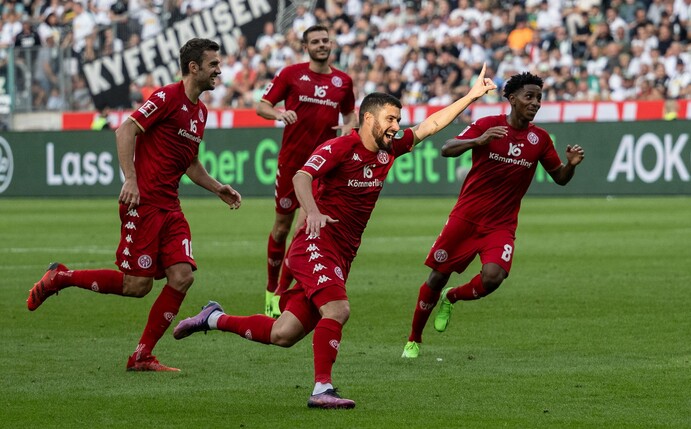 Der Mainzer Aaron Martin (M) jubelt über seinen Treffer zum 1:0.