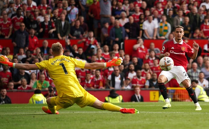 Manchester Uniteds Antony (r) schießt das 1:0 gegen den FC Arsenal.