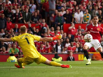 Manchester Uniteds Antony (r) schießt das 1:0 gegen den FC Arsenal. Manchester Uniteds Antony (r) schießt das 1:0 gegen den FC Arsenal.