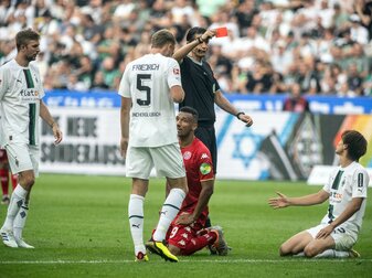 Mönchengladbachs Ko Itakura (r) sieht von Schiedsrichter Deniz Aytekin die rote Karte. Mönchengladbachs Ko Itakura (r) sieht von Schiedsrichter Deniz Aytekin die rote Karte.