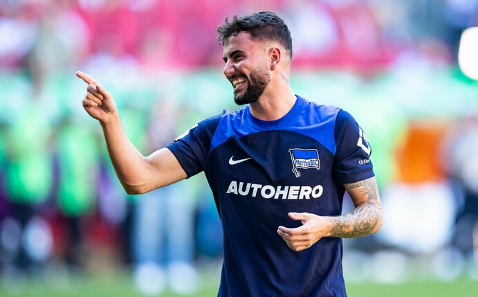 Herthas Marco Richter jubelt nach dem Spiel in Augsburg.