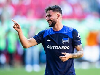 Herthas Marco Richter jubelt nach dem Spiel in Augsburg. Herthas Marco Richter jubelt nach dem Spiel in Augsburg.