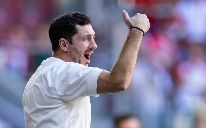 Nach seinem Weckruf in der Halbzeitpause lief das Spiel gegen den FC Augsburg besser: Hertha BSC Berlins Trainer Sandro Schwarz.