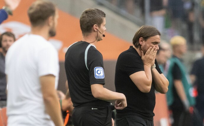 Ein Tag zum Vergessen, den Gladbach-Trainer Daniel Farke (r) erst einmal verdauen muss.